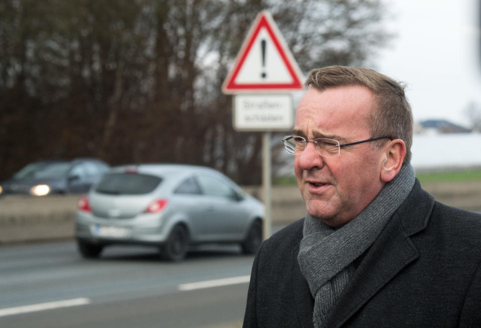 Boris Pistorius (SPD), Innenminister von Niedersachsen, will reiche Raser stärker zur Kasse bitten. (Bild: Julian Stratenschulte/dpa)