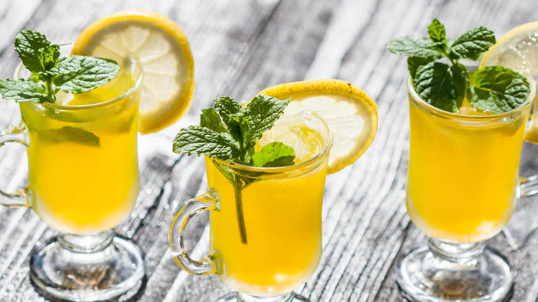 limoncello cocktails with mint