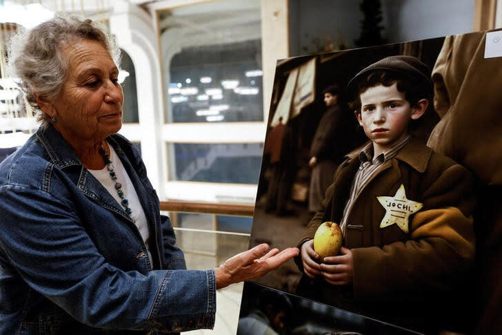 Una persona visita una exposición creada usando recuerdos de supervivientes del Holocausto procesados por Midjourney, un programa de IA que genera imágenes a partir de texto, en Ashkelon, Israel.