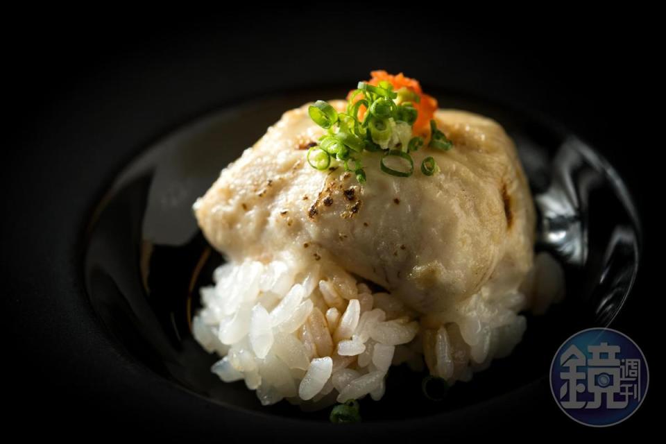 「虎河豚白子松露丼」吃之前要先把炙烤過的白子與Ｑ彈米飯攪拌均勻，香濃綿密的口感，類似法式松露燉飯。