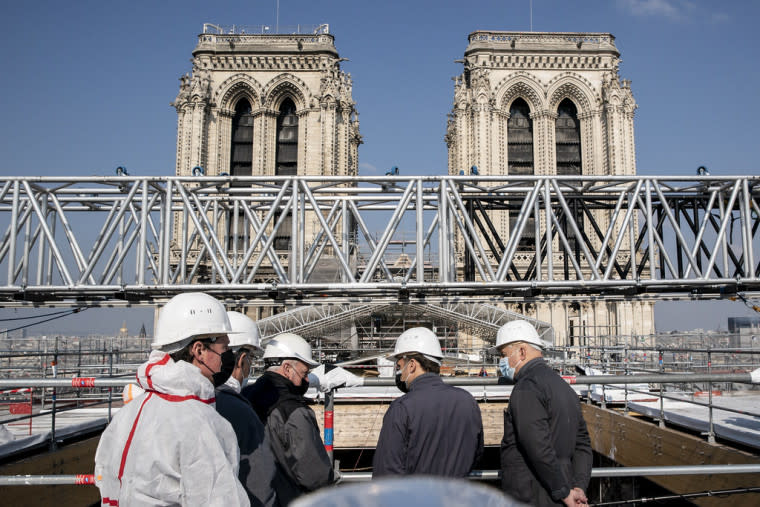 法國總統馬克宏（右二）15日親自視察巴黎聖母院重建工程，希望能在2024年巴黎奧運前開放。   圖：翻攝愛麗舍宮