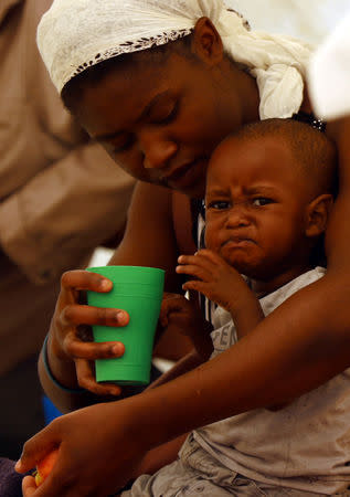 A woman holds her child at a clinic for cholera-affected patients in Harare, Zimbabwe, September 19, 2018. REUTERS/Philimon Bulawayo