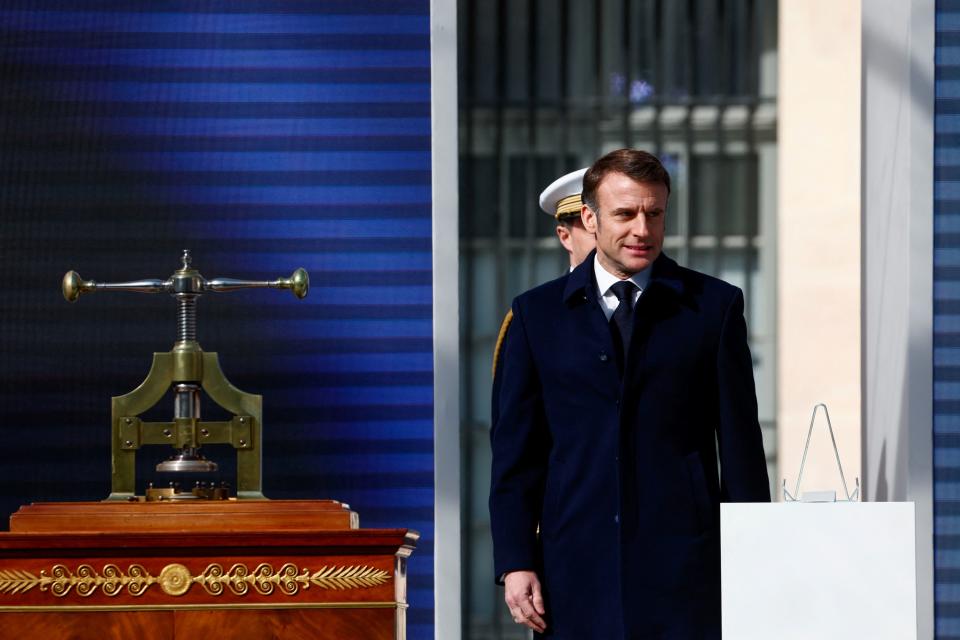 法國總統馬克宏出席國璽封印儀式，左邊是拿破崙一世訂製的蓋印機。（路透社）