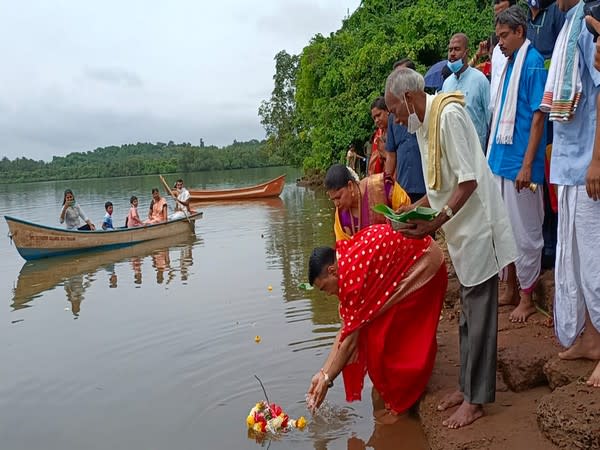 Goa Chief Minister, Dr Pramod Sawant, offering prayers at Narve Tirtha Sthan. (Photo/Twitter)