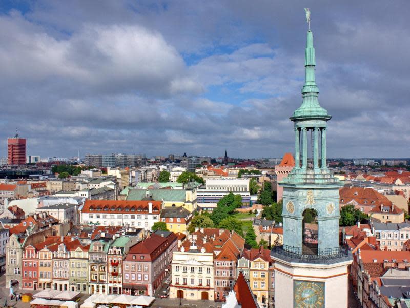 Poznan von oben: Blick über das Rathaus, die Häuser am Marktplatz und die Dächer der Stadt. Foto: City of Poznan/Tomasz Szuster