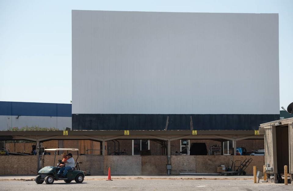 Mark Stotzer trabaja para reabrir el Ceres Drive-In, en Ceres, California, el viernes 4 de septiembre de 2020.