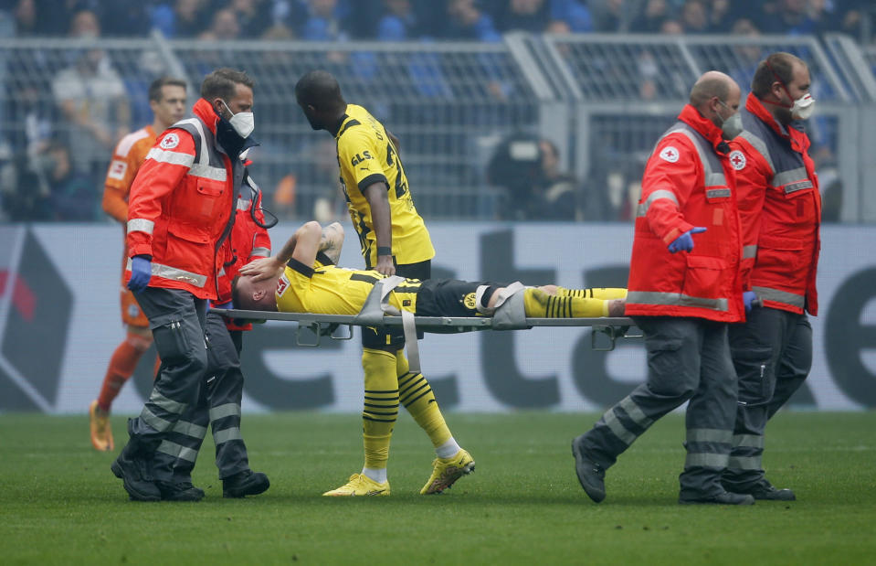 Schockmoment im Revier-Derby: Marco Reus muss vom Platz getragen werden. (Bild: Reuters)
