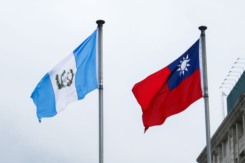 <cite>我國與瓜地馬拉國旗。（資料照，蔡親傑攝）</cite>