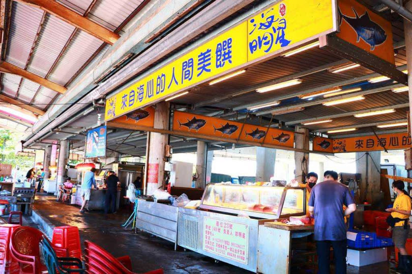 本土疫情延燒，重創東港黑鮪魚專賣區買氣，不僅遊客少8成，連帶宅配也不好。（圖／中國時報謝佳潾攝）