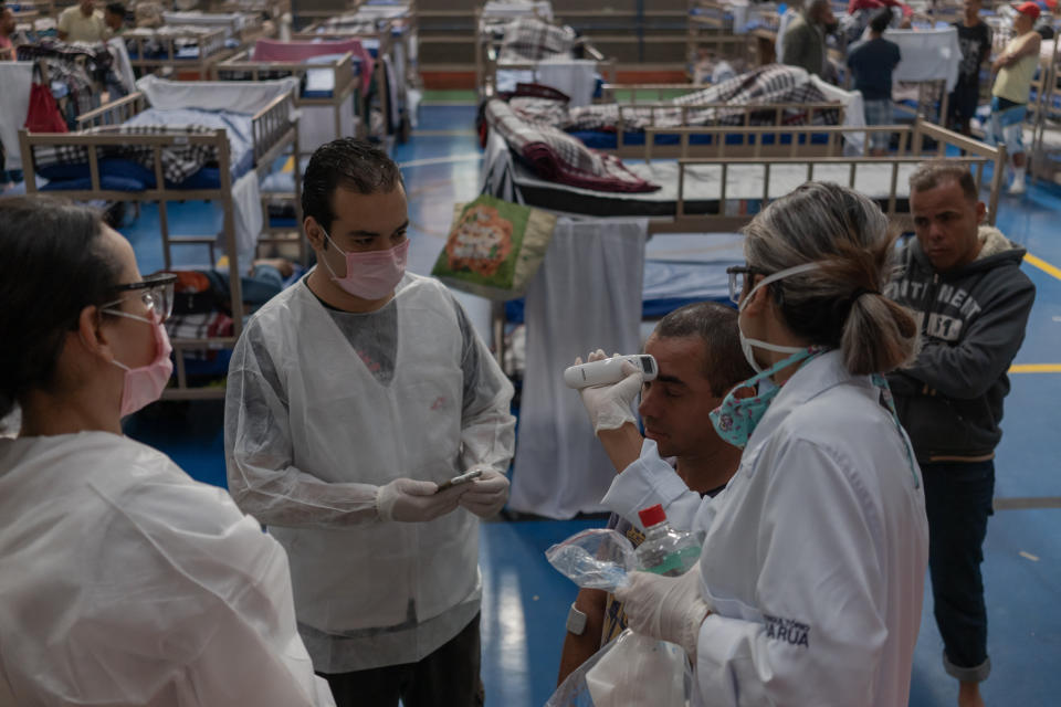 Patients undergo exams conducted by health care workers with Doctors Without Borders. (Photo: Avener Prado/Especial para o HuffPost)