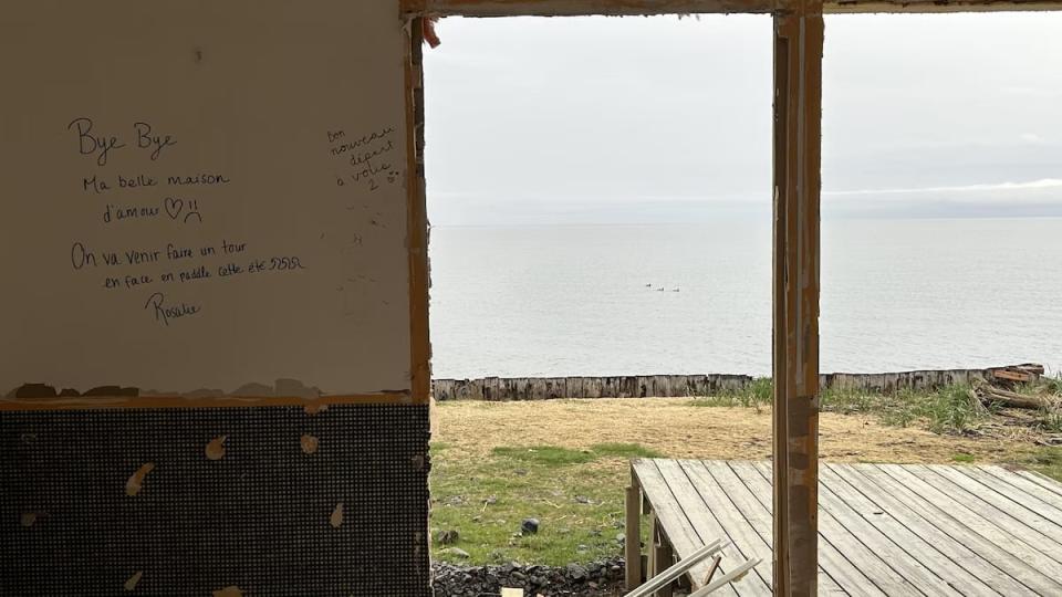 Family members and friends of the couple left messages on the walls of the house to remember the good times they had there and to encourage the couple in this major transition.