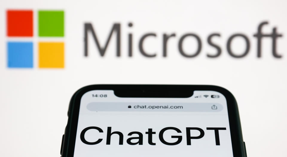 Le site Web ChatGPT affiché sur un écran de téléphone et le logo Microsoft affiché sur un écran en arrière-plan sont visibles sur cette photo d'illustration prise à Cracovie, en Pologne, le 10 janvier 2023. (Photo de Jakub Porzycki/NurPhoto via Getty Images)