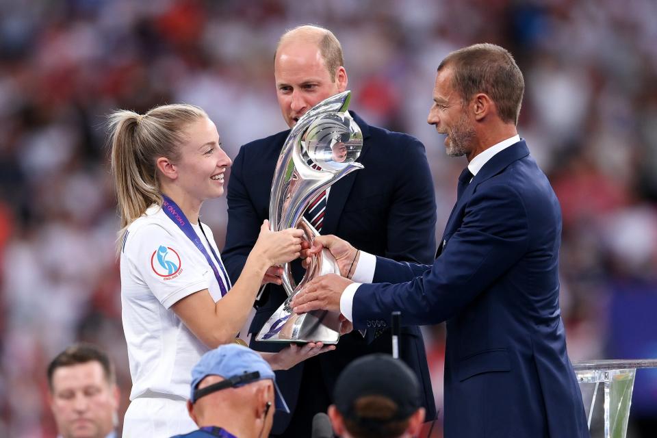 Prince William hands the Euro 22 trophy to England captain Leah Williamson