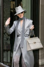 <p>Au lieu du traditionnel total look noir, Céline Dion opte pour une tenue tout en gris. Elle n’oublie pas de porter chapeau et foulard pour compléter le look.</p><p><i>Crédit photo : GettyImages</i></p>