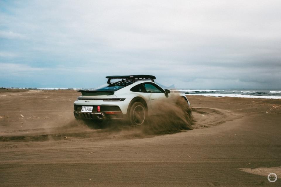 to-somewhere-and-beyond-porshce-911-dakar