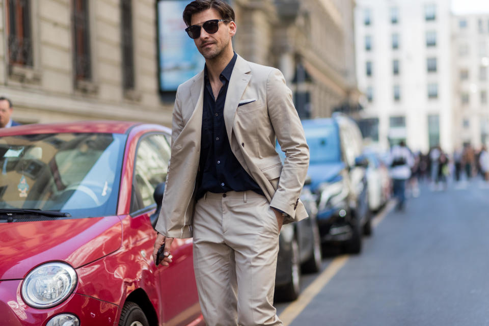 Mit einem Sakko ist man immer gut und passend angezogen – wie dieser Mann auf der Men’s Fashion Week in Mailand. (Bild: Getty Images)