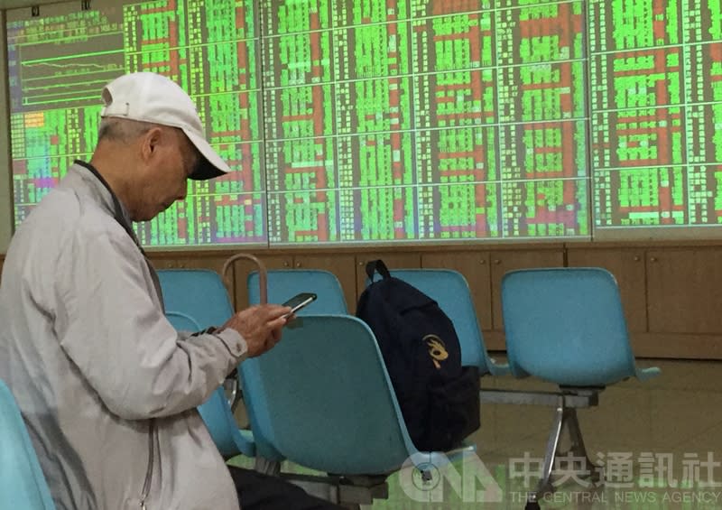 美國對華為祭出進一步禁令，加上指數處於相對高檔位置，台股早盤破月線12704點支撐引爆多殺多，指數大跌逾200點，華為相關概念股、蘋概股都成重災區。(中央社資料照)