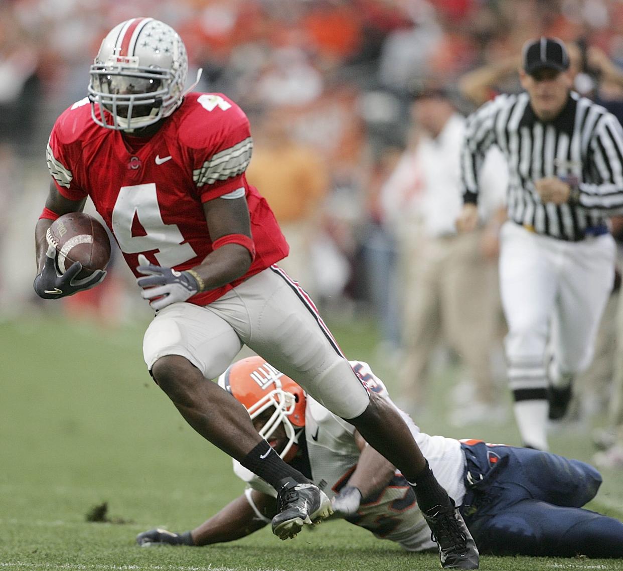 (NCL OSUILL LAURON 05NOV05) Ohio State's Santonio Holmes, 4, makes a move around Illinois' James Cooper, 25, on his way to a touch down in the first half of their game at The Ohio Stadium, November 5, 2005. (Dispatch photo by Neal C. Lauron)