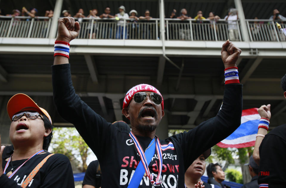 Anti-government supporters rally in support of peaceful protests during a memorial for the children killed in recent bomb blasts in Bangkok, Thailand, Wednesday, Feb. 26, 2014. Violence spread Tuesday to another anti-government protest site in Thailand's capital following weekend explosions that left five people dead, including four children, security officials said. (AP Photo/Wally Santana)