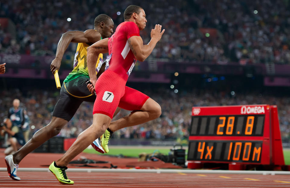 En la imagen aparecen el velocista estadounidense Ryan Bailey, al centro, y el jamaiquino Usain Bolt, a la izquierda, en último tramo de la final de relevos de 4x100 m masculinos, en los Juegos Olímpicos de Verano de 2012 en Londres. Bailey fue uno de los primeros atletas en usar el Flyknit Racer. (David Eulitt/Kansas City Star/Tribune News Service vía Getty Images)