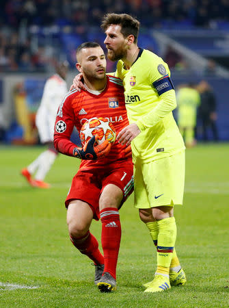 Foto del martes del delantero de Barcelona Lionel Messi luchando por el balón con Anthony Lopes en el partido con Lyon por Liga de Campeones. Feb 19, 2019 REUTERS/Emmanuel Foudrot