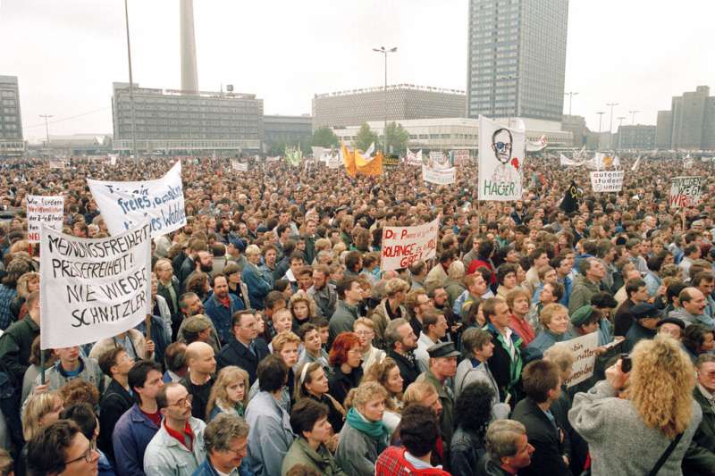 1989年11月4日，約有100萬示威者在德國東柏林的亞歷山大廣場上游行，抗議審查和鎮壓集會活動，橫幅上要求換新領導人和自由選舉。（AP）