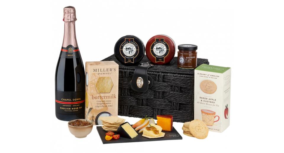 Mother’s Day Cheese And Bubbly Hamper (Snowdonia Cheese Company)