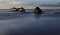 <p>Vehículos cruzan el Salar de Uyuni, el mayor desierto de sal del mundo, el 10 de enero de 2014 durante el Rally Dakar (AFP/Archivos | JORGE BERNAL) </p>