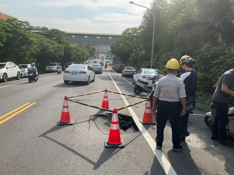 桃園市桃園區健行路108號前道路，3日因為自來水爆管出現坍塌坑洞，相關單位維修中。（圖／桃園養工處提供） 