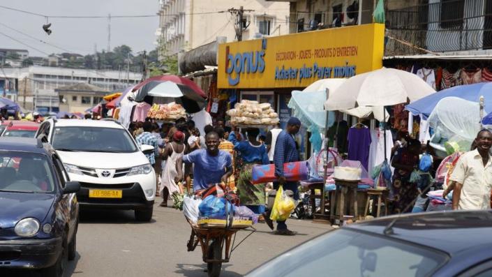 Menschen beim Einkaufen auf einem Markt in Libreville, März 2023