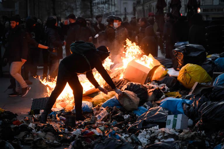 Manifestantes protestan contra la reforma junilatoria en Nantes. (LOIC VENANCE / AFP)