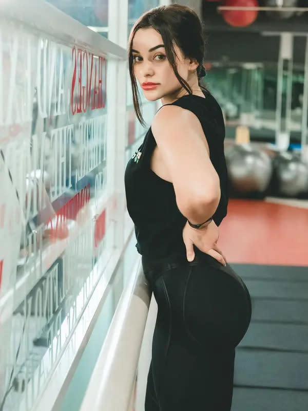 Lihat tampilan Nora Alexandra, istri Jerinx SID yang bergaya serba-hitam ala cewek mamba dalam look sporty yang sangat sampai girly yang seksi (Foto: Instagram @ncdpapl)