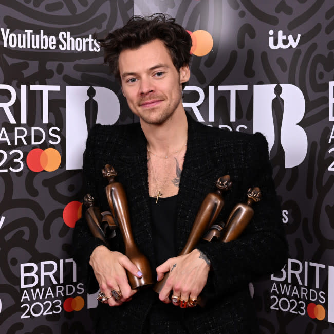 Lanza Harry Styles línea de fragancias con temática sexual credit:Bang Showbiz