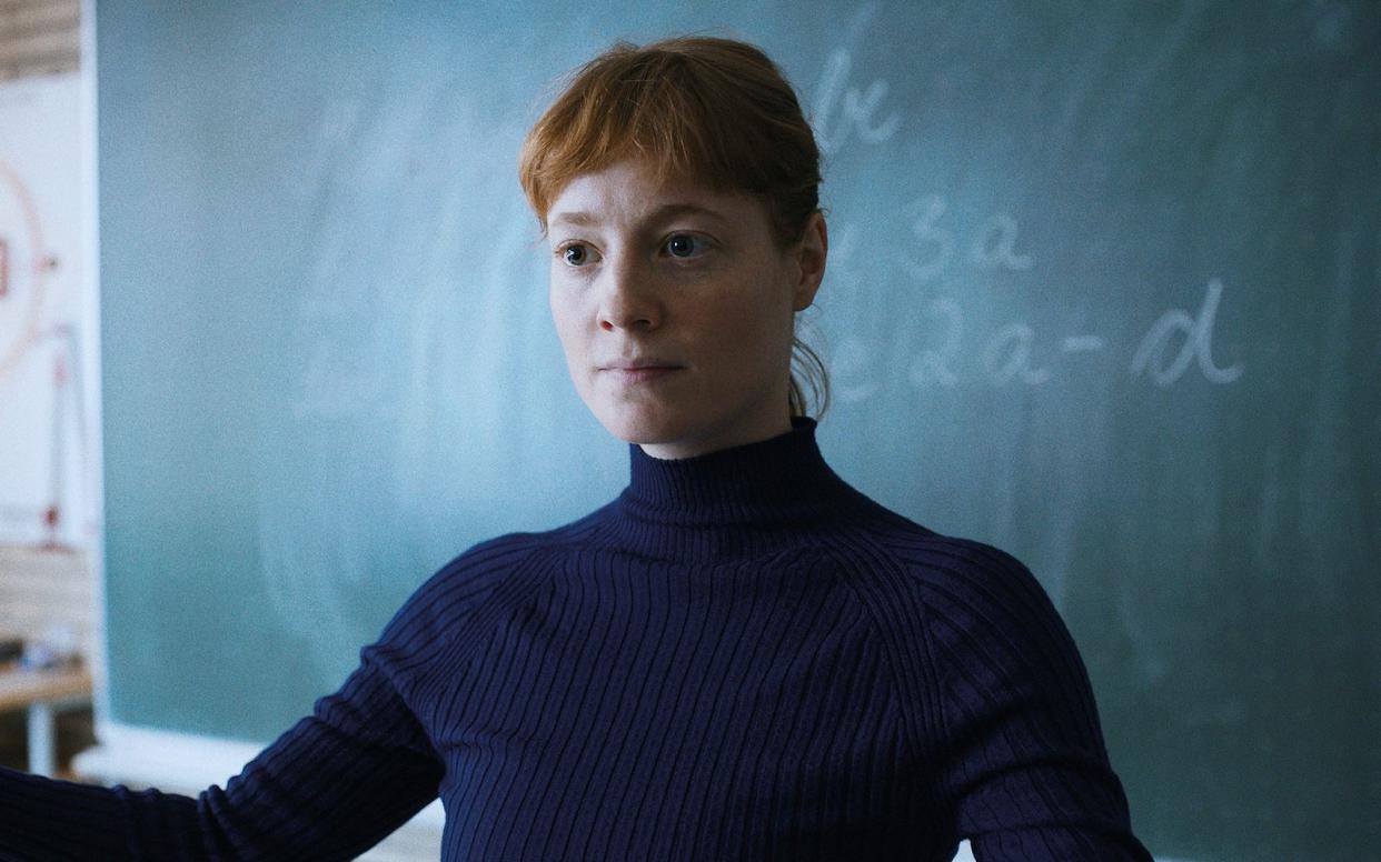 Carla Nowak (Leonie Benesch) verkörpert in "Das Lehrerzimmer" eine junge Pädagogin, die an ihren eigenen Idealen zu zerbrechen droht.  (Bild: Alamode Film)