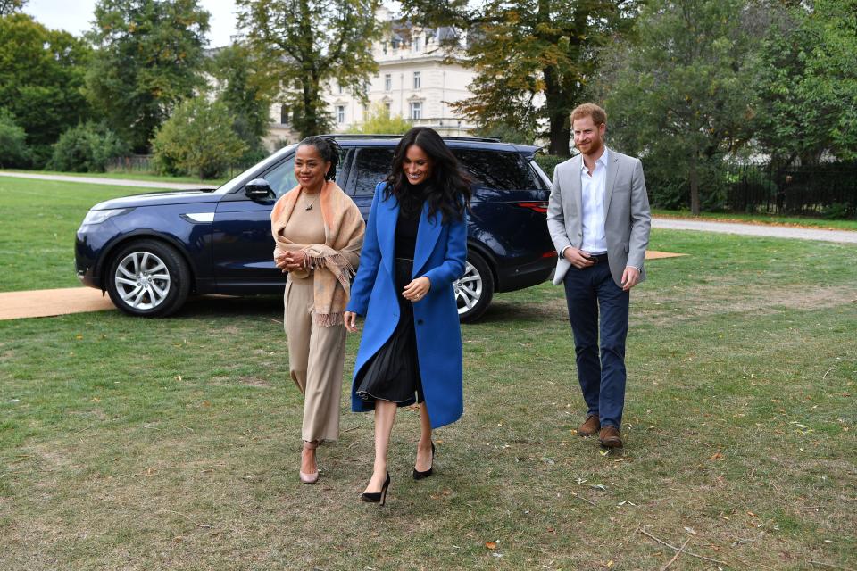 Die Herzogin von Sussex, begleitet vom Herzog von Sussex und ihrer Mutter Doria Ragland für den Kochbuchempfang (PA)