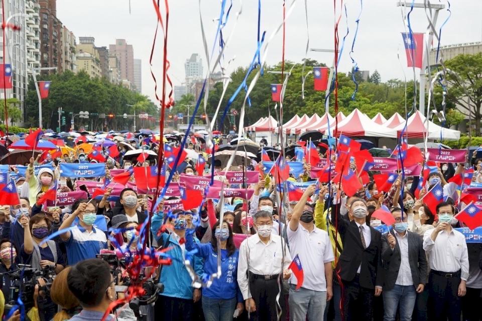 台北市長柯文哲(前排中)10日出席台北市國慶升旗暨慶祝活動。(北市府提供)