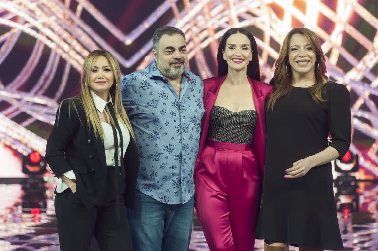 Natalia Oreiro junto a los "investigadores" Lizy Tagliani, Karina y Roberto Moldavsky de ¿Quién es la máscara?