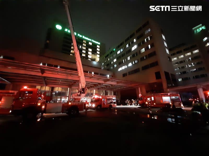 亞東醫院凌晨2點冒出濃煙，發現為鍋爐管線破裂。（圖／翻攝畫面）