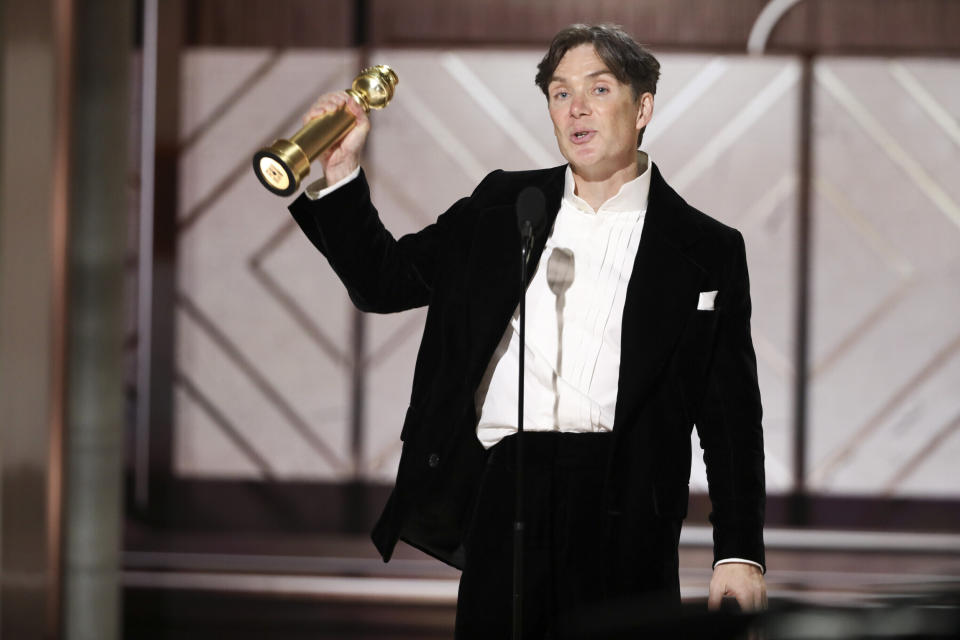 En esta imagen proporcionada por CBS, Cillian Murphy recibe el premio a mejor actor en una película de drama por "Oppenheimer" en la 81a edición de los Globos de Oro el domingo 7 de enero de 2024, en el Hotel Beverly Hilton en Beverly Hills, California. (Sonja Flemming/CBS via AP)