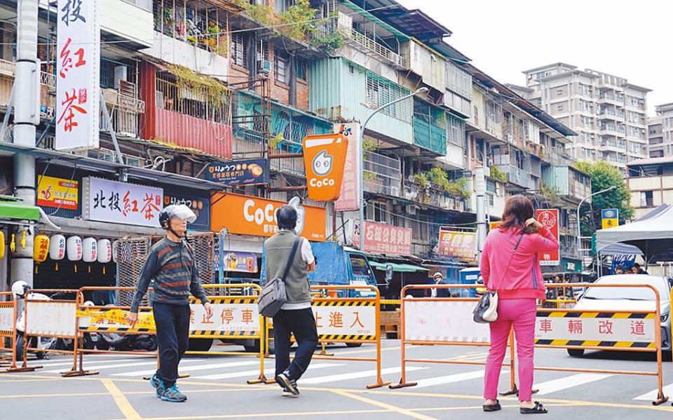 花蓮大地震造成台北市南機場公寓部分災情，現場已拉起警戒線。（姚志平攝）