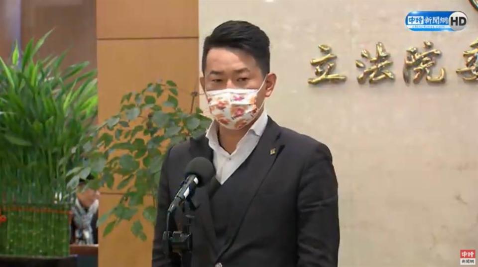 針對罷免議題一事，基進黨立委陳柏惟接受聯訪回應，並回嗆「朱學恒是什麼咖啊！」（圖／中時新聞網）