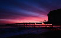 <p>Morgenröte kündigt über dem viktorianischen Pier in Saltburn-by-the-Sea einen sonnigen Tag an. (Bild: Ian Forsyth/Getty Images) </p>