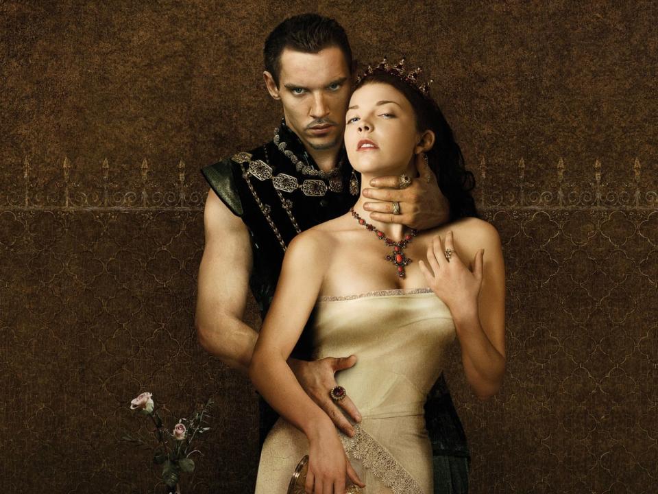 ... sondern schon 2007 mit "The Tudors". Hauptdarsteller Jonathan Rhys Meyers, hier mit "Anne Boleyn" Natalie Dormer, soll am Set der Edel-Historien-Serie übrigens ähnlich launisch gewesen sein wie Henry VIII. (Bild: 2007 Sony CPT Holdings)