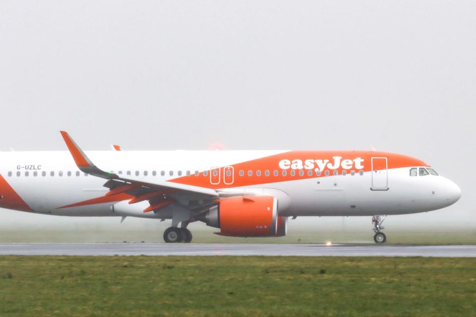 Eine Easyjet-Maschine auf der Rollbahn.