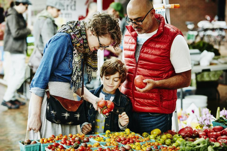 Parents and caregivers play a major role in creating opportunities for healthy eating. <a href="https://www.gettyimages.com.mx/detail/foto/family-shopping-at-organic-farmers-market-imagen-libre-de-derechos/602378307" rel="nofollow noopener" target="_blank" data-ylk="slk:Thomas Barwick/DigitalVision via Getty Images;elm:context_link;itc:0;sec:content-canvas" class="link ">Thomas Barwick/DigitalVision via Getty Images</a>