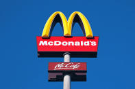 <p>Eigentlich ist es keine große Überraschung, dass auch der erste Rang an einen Fast-Food-Giganten geht. McDonald’s Restaurants gibt es mit rund 36.900 Läden auf der ganzen Welt – 31.200 davon als Franchiseunternehmen. Wer ein eigenes Franchise unter dem Mcs-Dach eröffnen möchte, braucht eine halbe Millionen Euro Eigenkapital – und zack darf man Burger verkaufen! (Foto: ddp) </p>