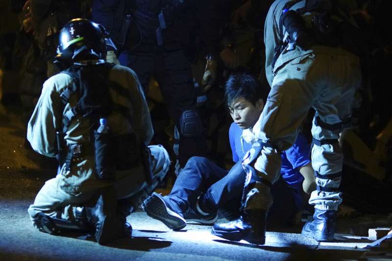 遭到香港警方逮捕的「反送中」抗爭者。（美聯社）