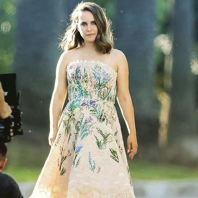 Natalie Portman fue captada en una sesión fotográfica a dos meses de dar a luz. Instagram @nataliepdotcom