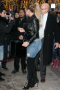 <p>Mariah Carey se robó las miradas en París con estos ajustadísimos jeans que a sus 48 años la hicieron ver muy sexy y juvenil.Unas botas de cuero y una chaqueta negra completaron el look matador/Getty Images </p>
