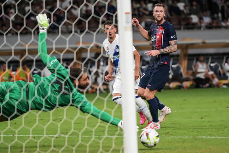 Sebastiano Esposito consigue el 1-1 parcial para Inter contra Paris Saint-Germain, cuyo arquero, Gianluigi Donnarumma, no llega a la pelota, en un amistoso en el nuevo estadio Nacional de Tokio.